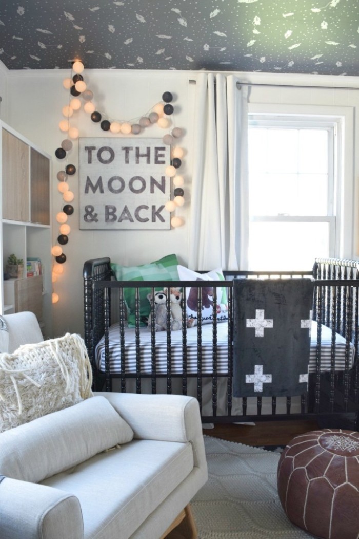 babyzimmer junge, schwarzes bettdesign, bodenkissen, wanddeko mit spruch und leuchten rund herum