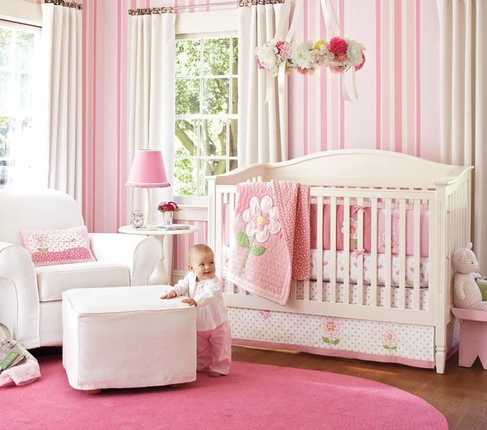 kinderzimmer gestalten babyzimmer für kleines baby mädchen rosa zimmer mit großem fenster decke bett baby