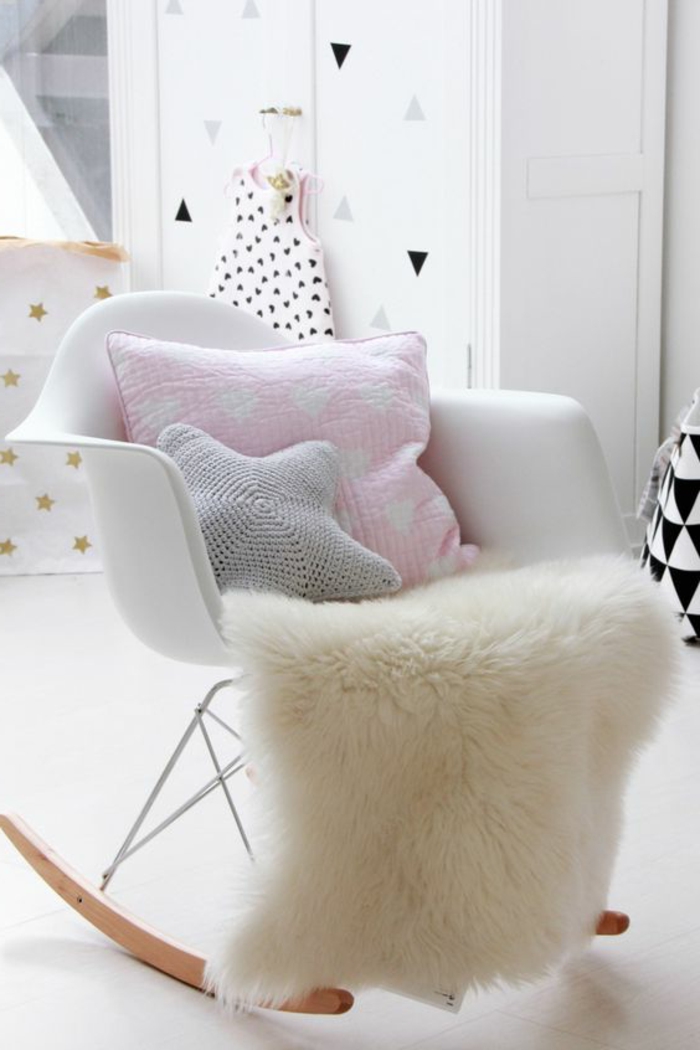 dekoration babyzimmer ideen zum dekorieren des zimmers vom baby mädchen pelzteppich kissen rosa grau
