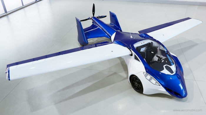 das ist das sogenannte aeromobil - ein blaues fliegendes auto mit weißen ausklappbaren tragflächen 