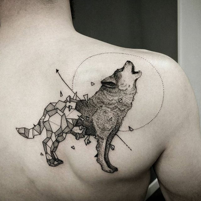 ausgefallene ideen für wolf tattoos - ein grauer heulender wolf und mond - tattoo für frauen 