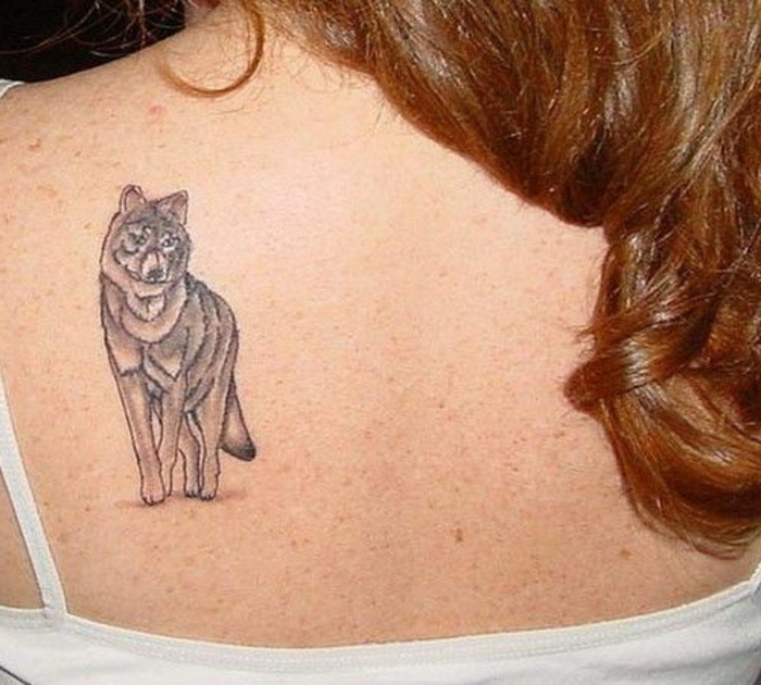 idee für einen tattoo mit einem grauen wolf, die der frauen sehr gut gefallen könnte 