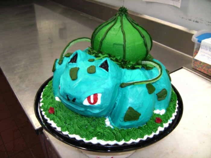 ein blaues wütendes pokemon wesen mit roten augen - noch eine idee für eine blaue pokemon torte