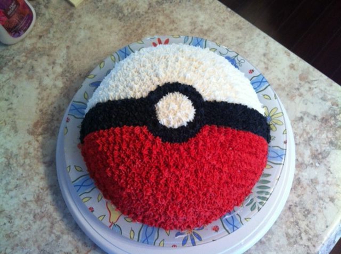 idee für eine torte - ein tellermit einer pokemon torte, die wie ein roter pokeball aussieht