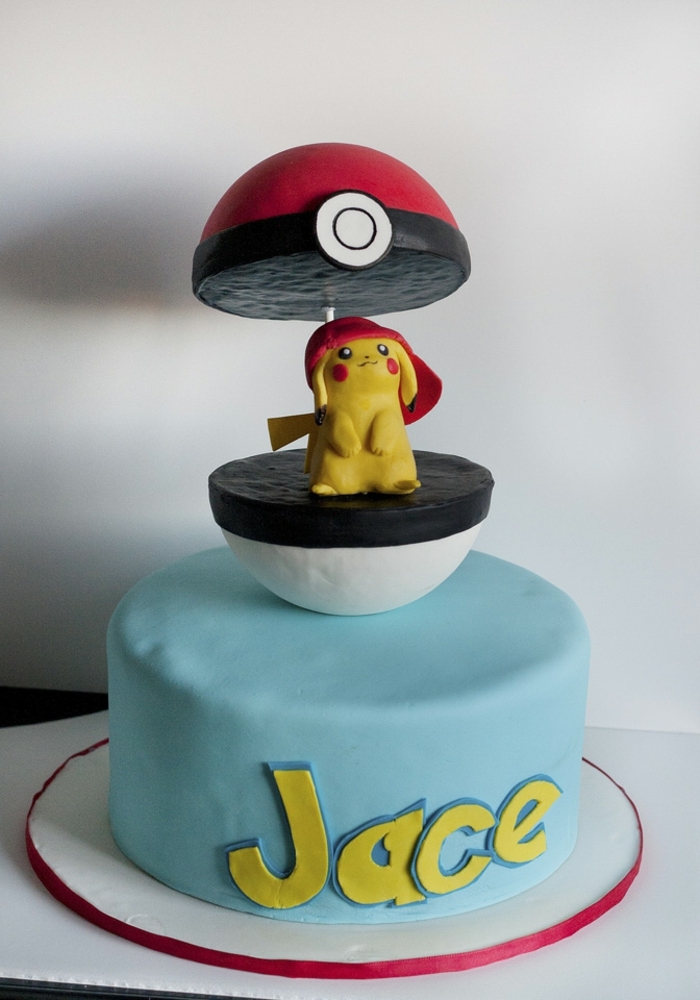 ein roter pokeball mit einem kleinengelben pokemon wesen pikachu mit einer roten mütze - idee für eine schöne pokemon torte 