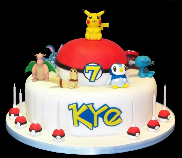 weiße pokemon torte mit weißen kerzen, kleinen pokebällen, einem gelben pikachu und verschiedenen pokemon wesen, drachen pokemon 