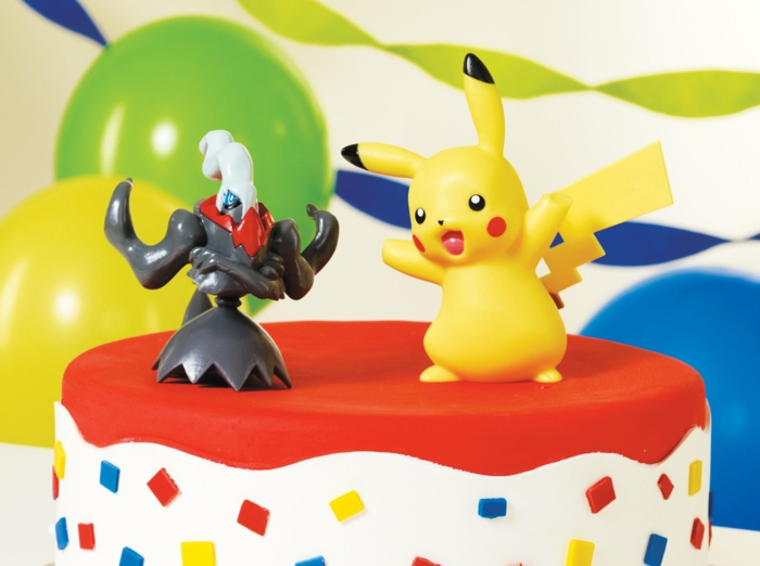 tolle idee für pokemon torte mit pokemon wesen und gelbem pikachu mit zwei roten backen 