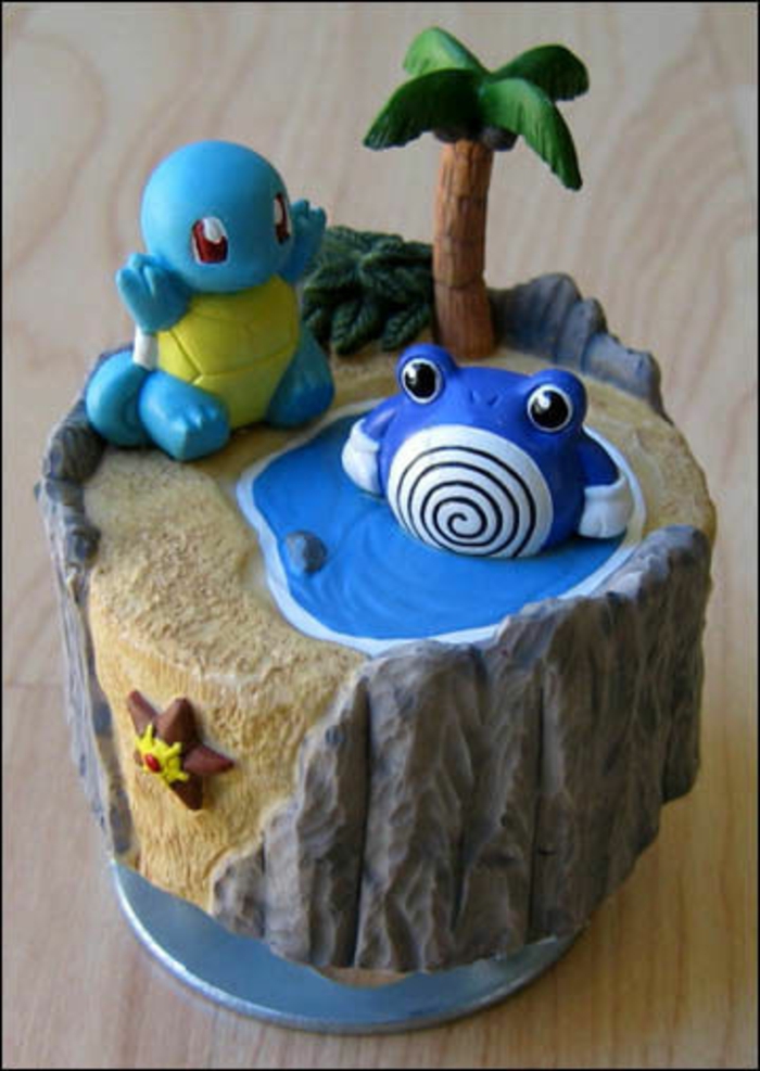 tolle idee für eine pokemon torte mit einer palme, zwei blauen pokemon wesen, see und seestern 