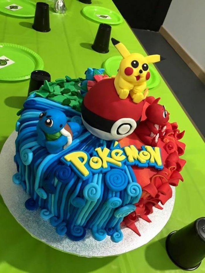 grüne teller, ein teller mit pokemon torte mit einem roten pokeball und drei ileinen pokemon wesen und einem gelben pikachu 