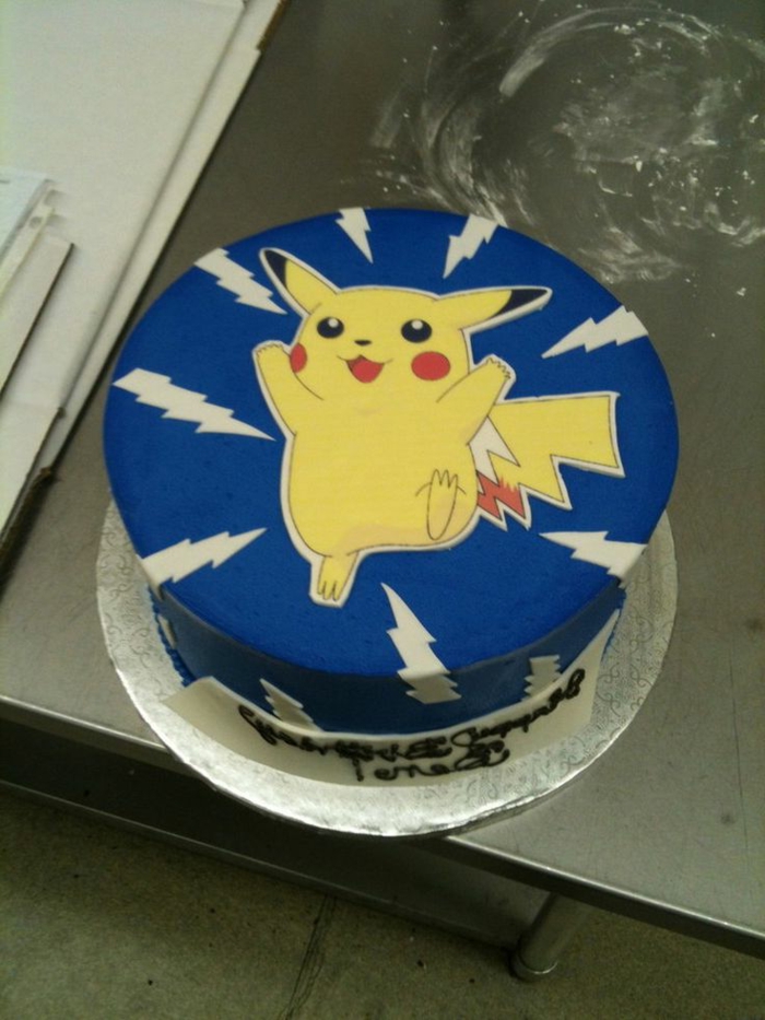 ausgefallene idee für eine blaue pokemon torte mit einem gelben pokemon wesen mit roten backen pikachu und blitzen 