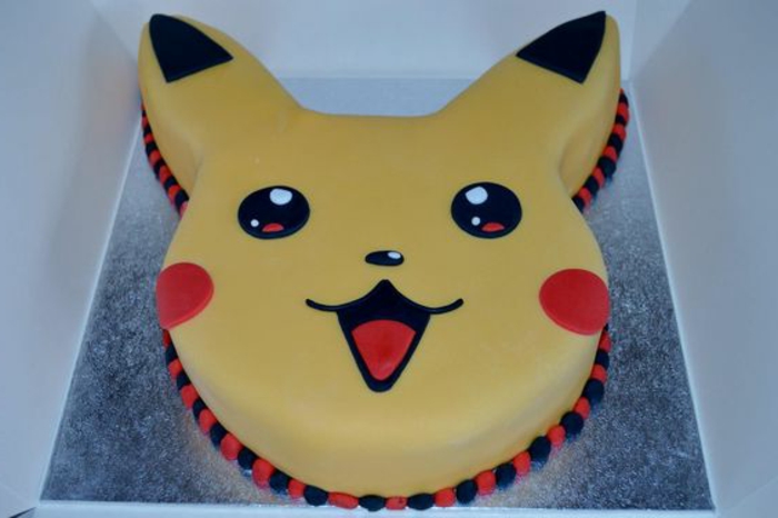 eine idee für eine pokemon torte - hier ist ein gelbes pokemon wesen pikachu mit roten backen und schwarten augen