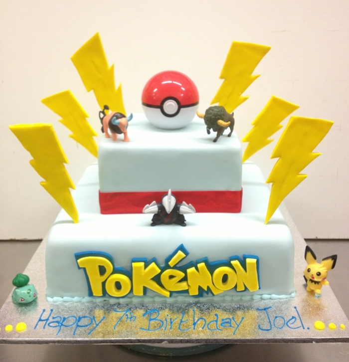 bulle, pikachu, kleine pokemon wesen, ein roter pokeball und gelbe blitze - tolle idee für eine zweistöckige torte 