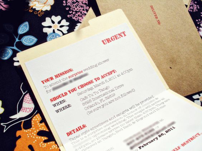 Einladungskarte selber basteln: Ordner für Personalakte aus gelbem Karton, weißes Blatt Papier mit roten und schwarzen Buchstaben