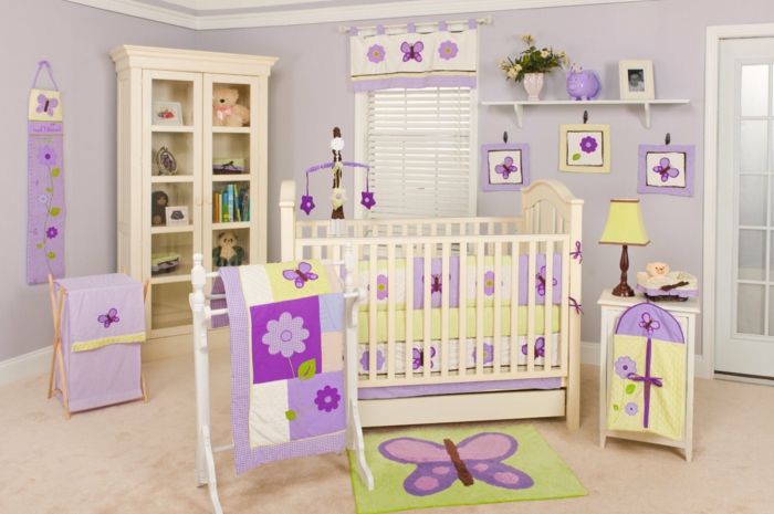 kinderzimmer babyzimmer dekoration schmetterlinge lila blume decke schrank bett bilder buntes design zimmer