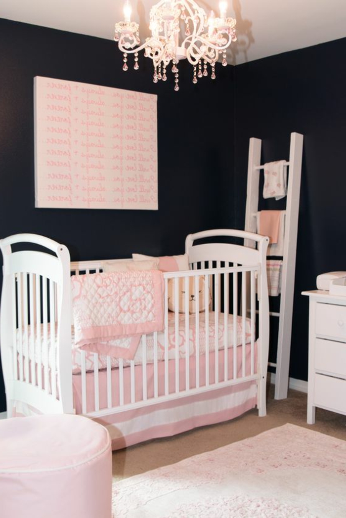 babyzimmer dekoration weißes babybett möbel lampe weiß rosa deko möbel treppe im zimmer hocker