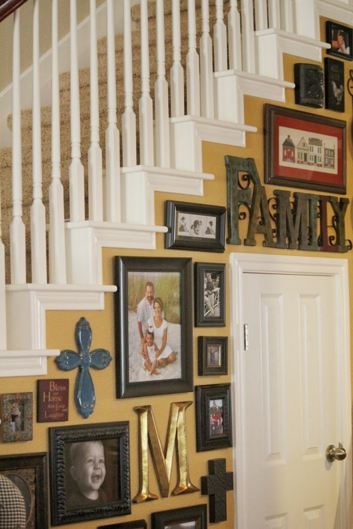 Treppenhaus dekorieren - gelb gestrichen, Familienfotos hängen und dort steht das Wort Familie