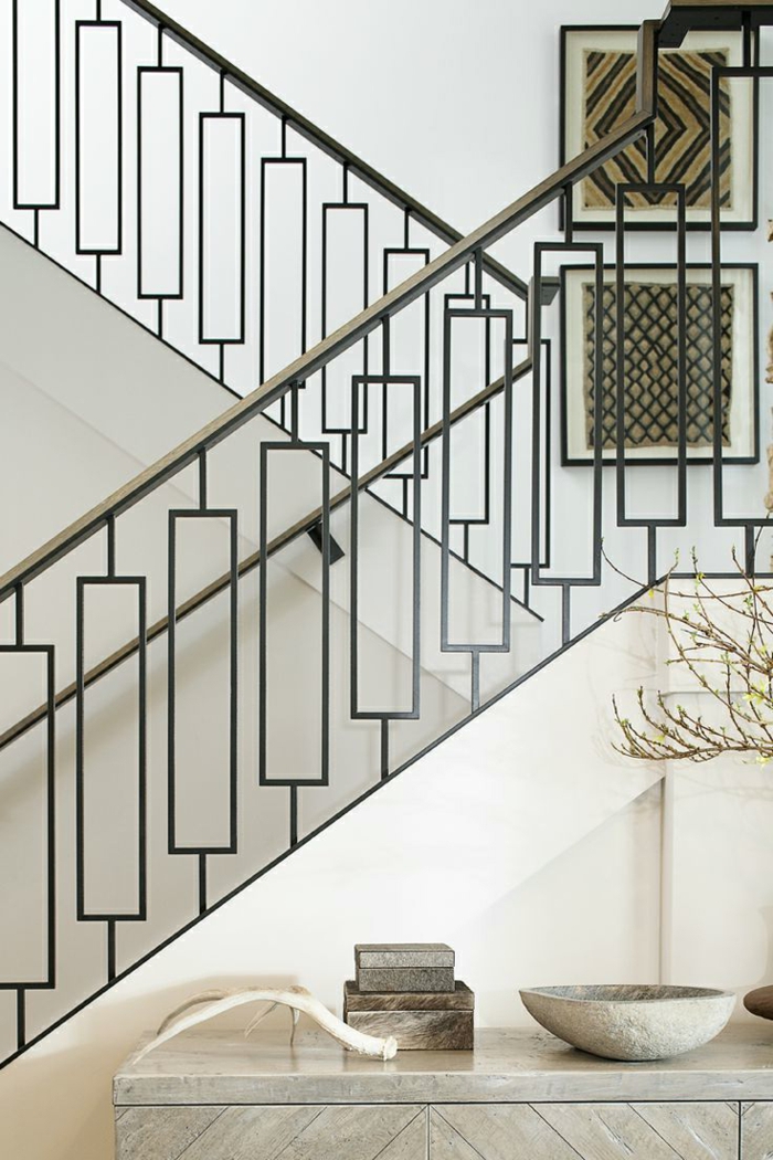 zwei Wandbilder mit verschiedenen Muster, ein Regal mit Dekoelemente - Treppenhaus dekorieren