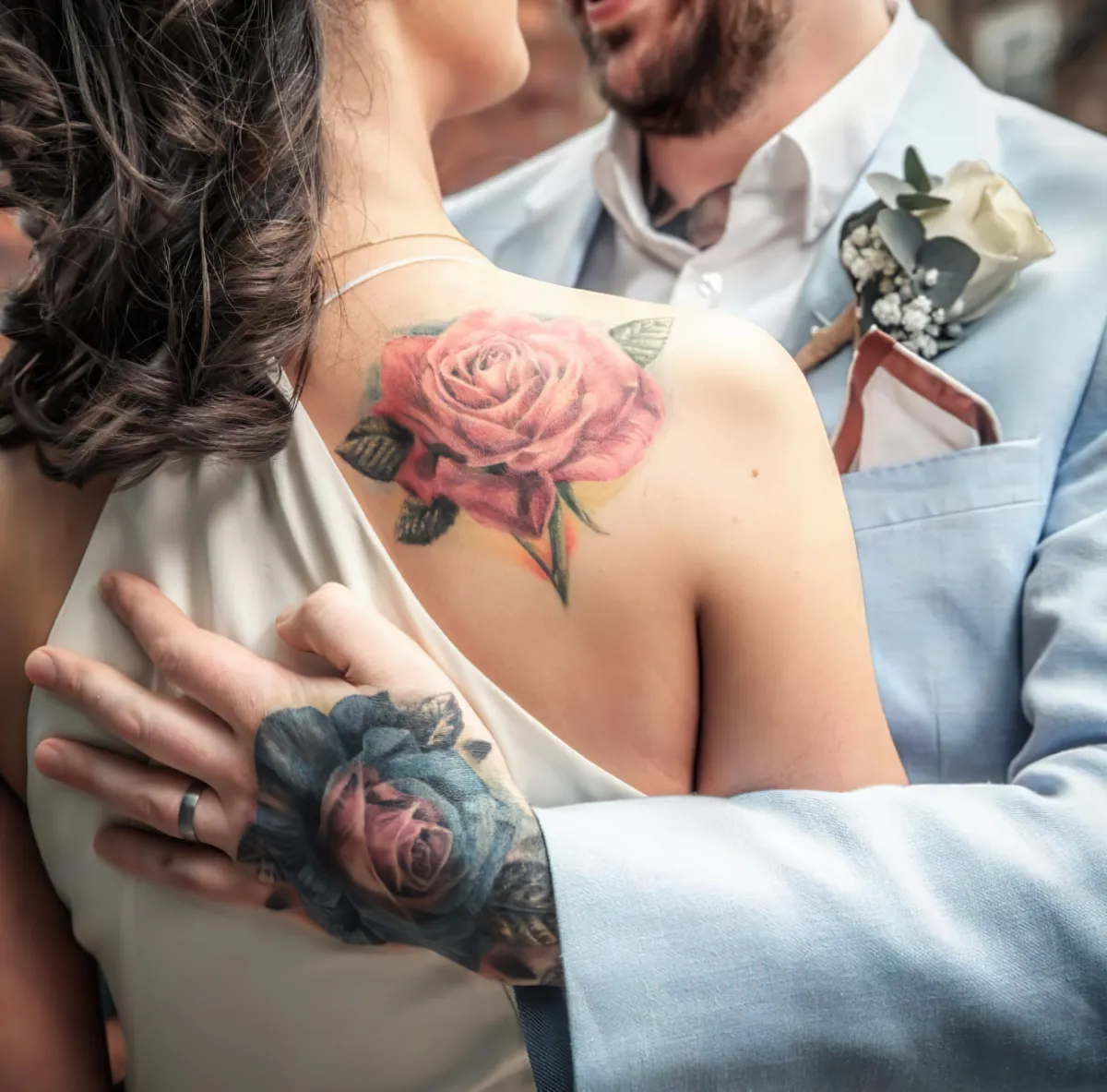 farbige tattoos groß rosen am rück an der hand
