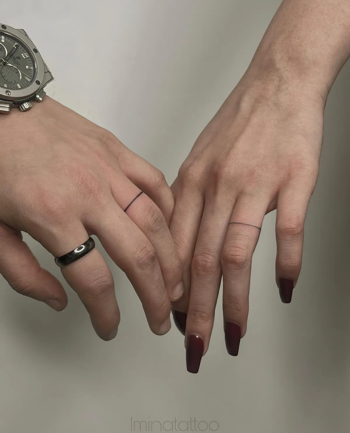 finger tattoos für ehepaar minimalistisch eheringe