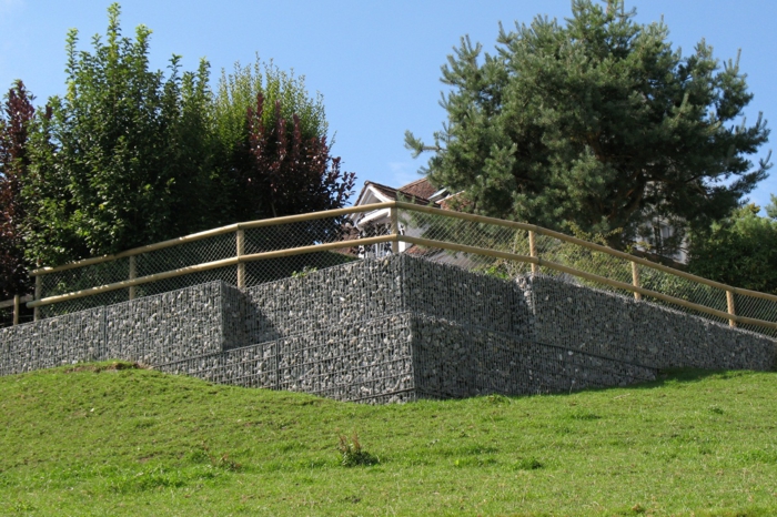 gartengestaltung mit gabionen, naturstein, steinkörbe, bäume