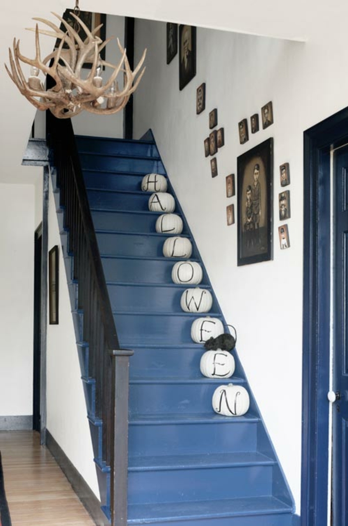 Treppenhaus Ideen - Halloween Deko mit weißen Kürbis mit Buchstaben und Maus Figur