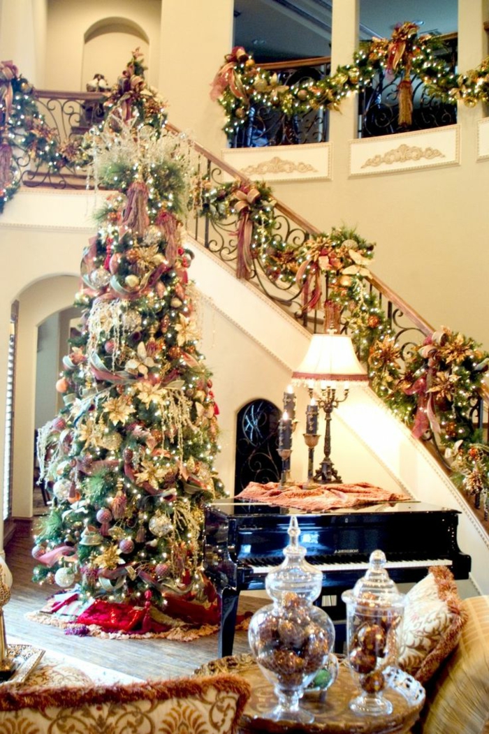 Der große Weihnachtsbaum ist von dem Treppenhaus mit seiner Deko ergänzt