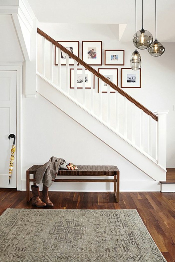 weißes Treppenhaus Ideen, wie diese zu verschönern - Bilderrahmen aus Holz, eine Bank