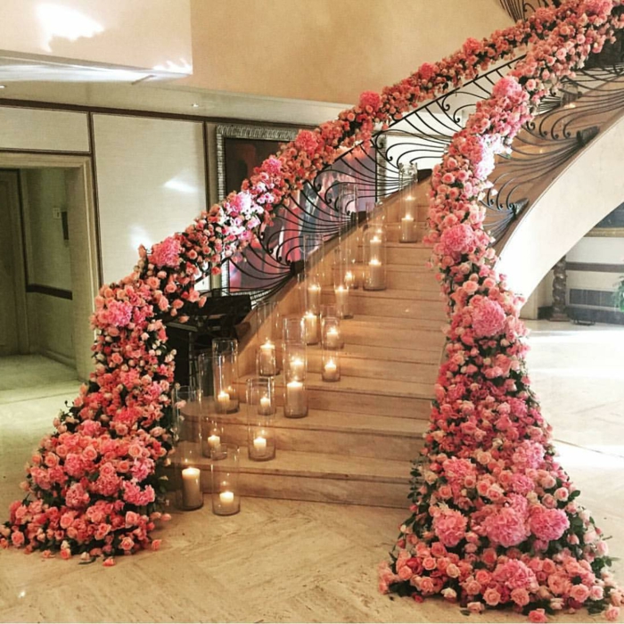 Treppenhaus Ideen eine Menge rosa Rosen an der Brüstung und Kerzen auf den Treppen Hochzeit Deko