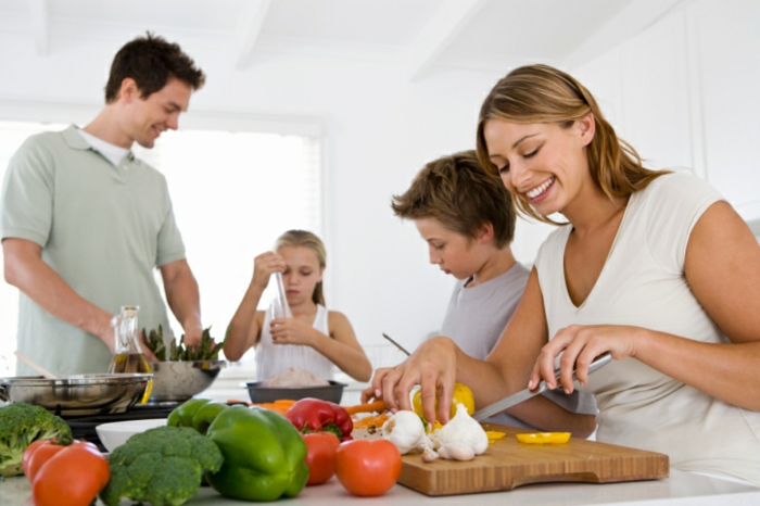 gesunde familie ritualien zusammen kochen kleine und erwachsene vegetarisches abendessen ideen