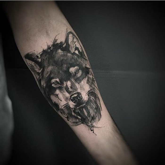 hier ist hand mit einem eschwarzen tribal wolf tattoo - noch eine tolle idee
