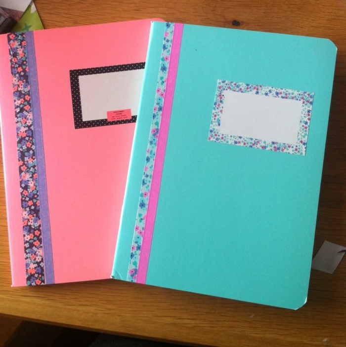 zwei Hefte in rosa und grüner Farbe mit Karton Umschlag mit Kante auf Blumen Muster
