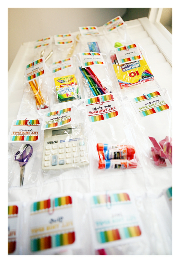 in kleiner Tüten Schulsachen organisieren mit Aufschriften und Tasche für jeden Gegenstand