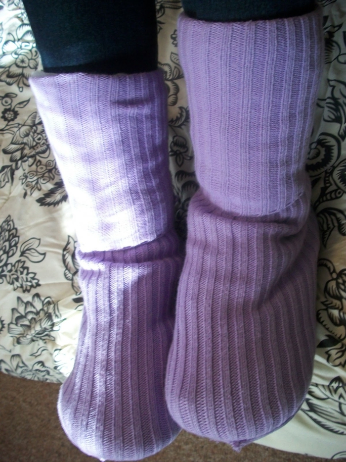 lila Schuhe aus alten gestrickten Socken für ein Kleinkind - Hausschuhe nähen