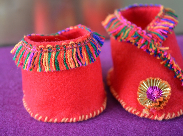 Schuhe nähen für Kleinkind mit Dekoration aus bunten Fäden - selber hergestellt