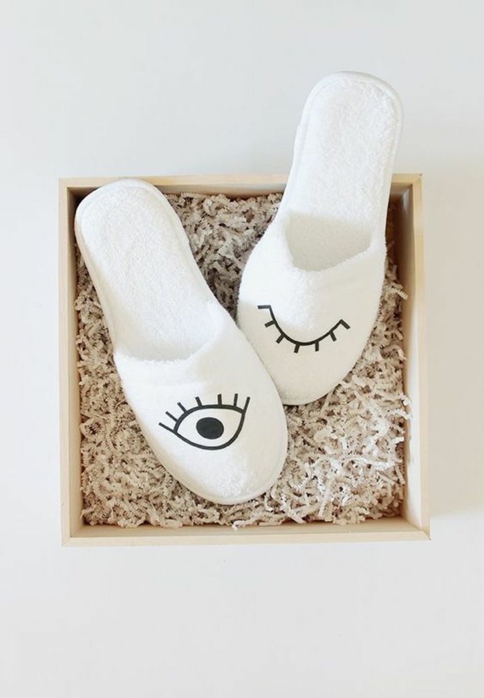 Schuhe nähen mit zwei Augen bemalt Hausschuhe in weißer Farbe schwarze Deko