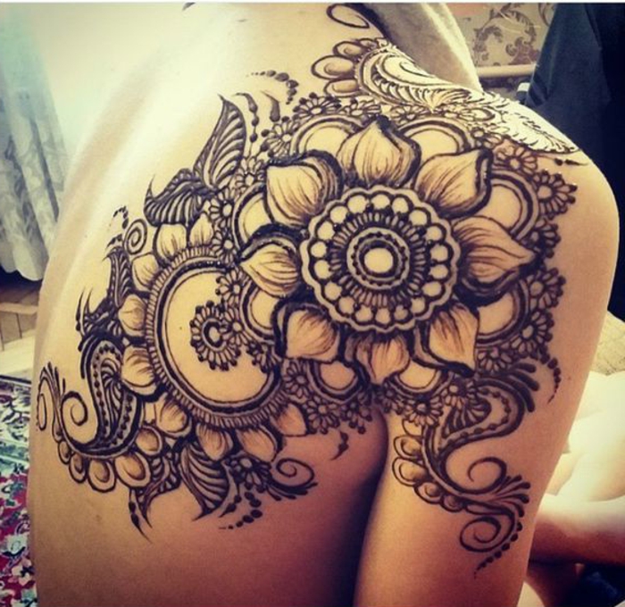 temporäres Blumentattoo am Rücken und Schulter, Frauentattoos, Henna Tattoo Farbe schwarz