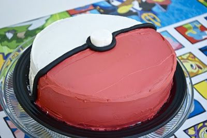 pokemon birthday cake - idee für eine wie ein pokeball aussehende rote pokemon torte 