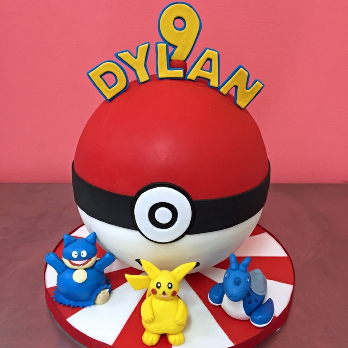 roter pokeball und drei kleine pokemon wesen - idee für eine pokemon torte 