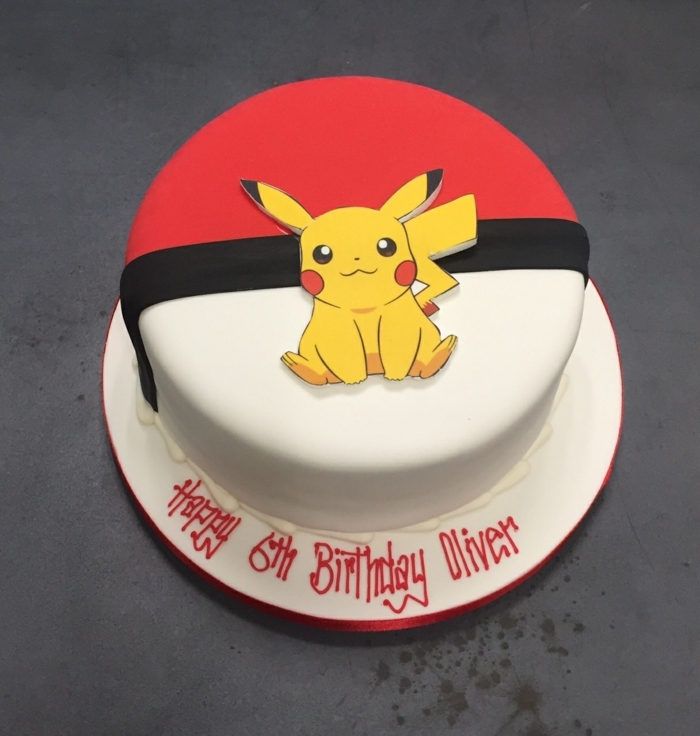 pokemon torte - noch eine tolle idee, ein roter pokeball und ein gelbes pokemon wesen pikachu mit roten backen 
