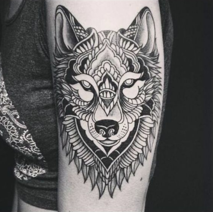 noch eine wirklich tolle idee für einen wolf tatto für die die frauen - schwarzer tribal wolf 
