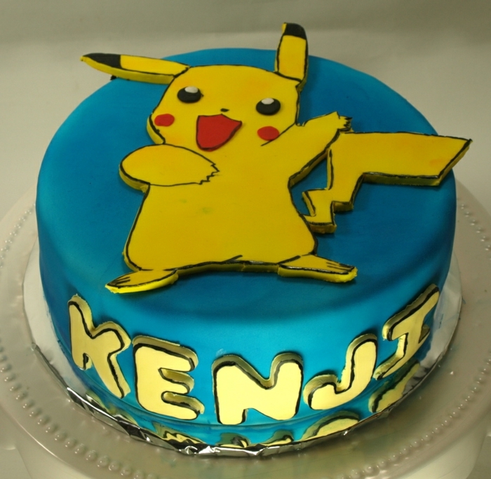 noch eine schöne blaue pokemon torte mit einem gelben pokemon wesen pikachu mit roten backen und gelben überschriften 