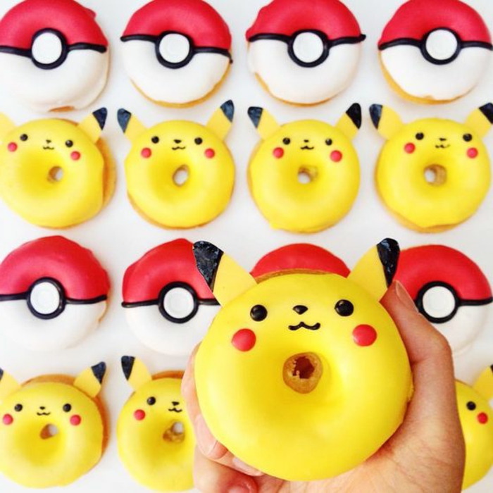 ideen für schöne pokemon kuchen - hier sind pokemon donuts, gelbe und rote donuts, gelbe pokemon wesen pikachu und rote pokebälle 