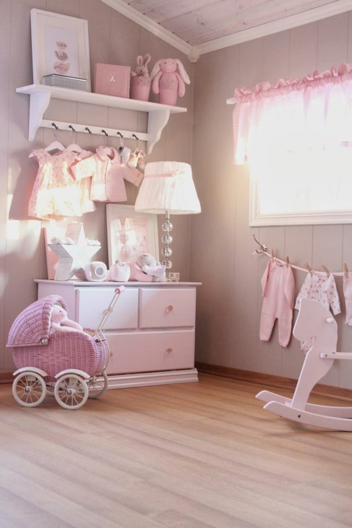 babyzimmer dekoration rosa farbe lampe kinderzimmer spielzeuge baby mädchen schrank klamotten 