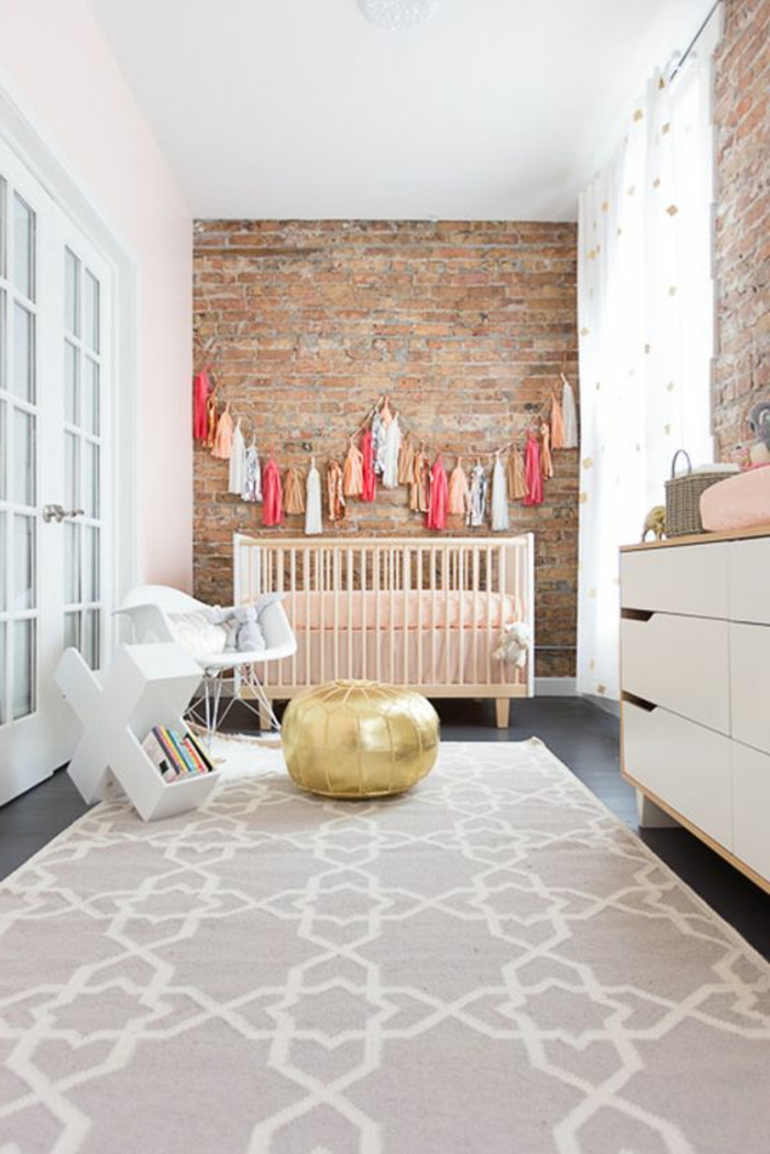babyzimmer dekoration goldener hocker teppich ideen schrank mit schubladen dekoration für wand bunte deko