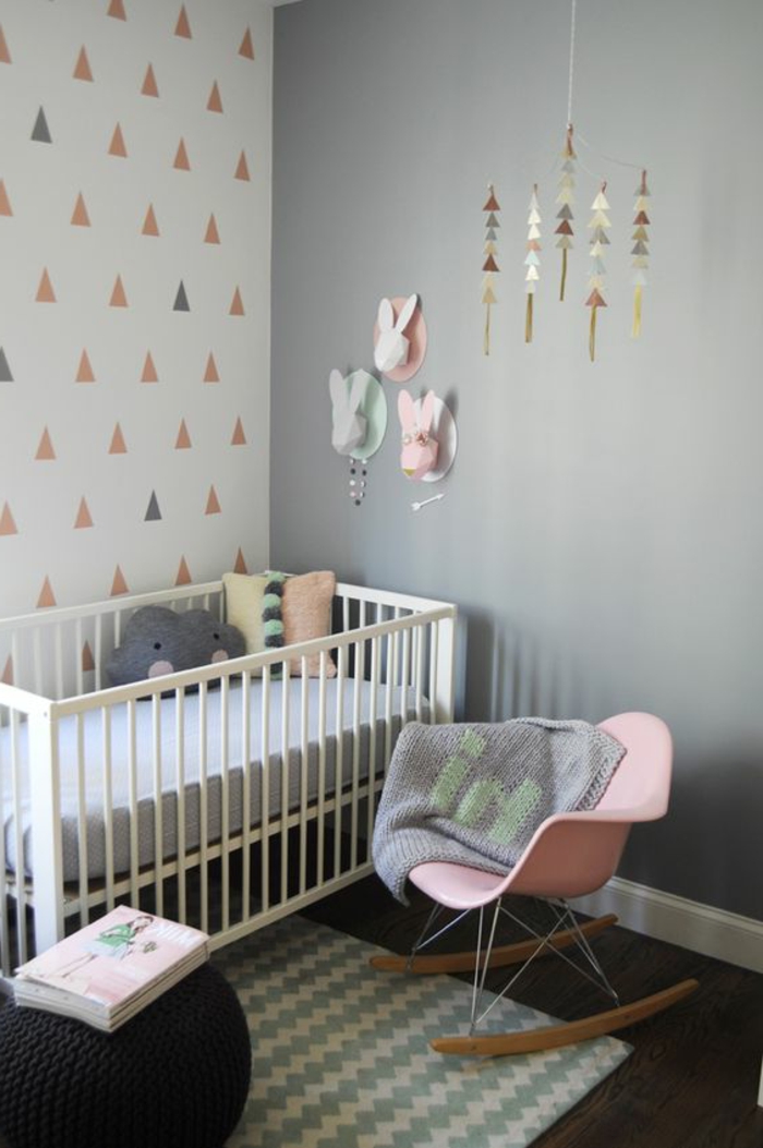 babyzimmer dekoration rosa sessel mit grauer decke darauf babybett wand dekoration hase schönheit zuhause