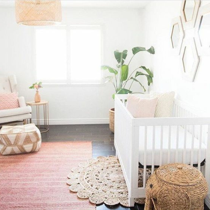 kinderzimmer idee gestaltungsideen für kinderzimmer babyzimmer dezent einrichten weißes bett rosa teppich