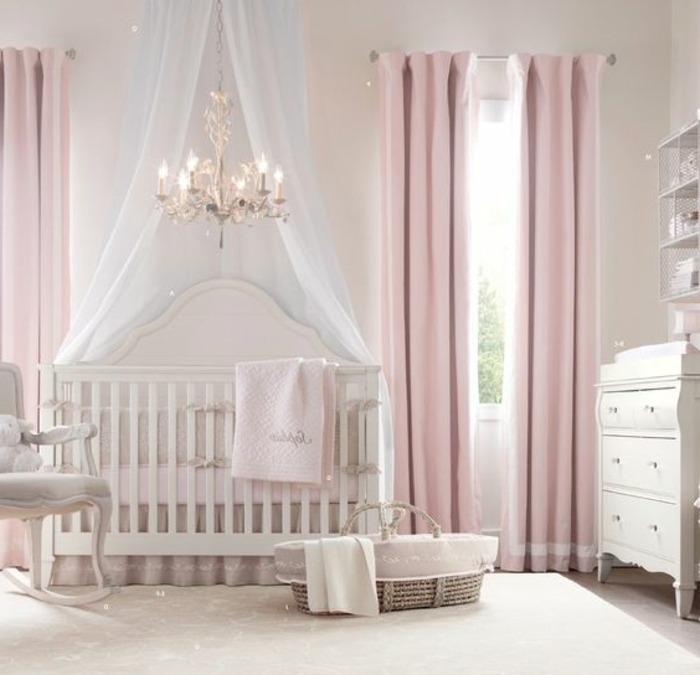 kinderzimmer idee rosa vorhänge kinderbett lampe stuhl dekoration schrank interieur dezent schön elegant