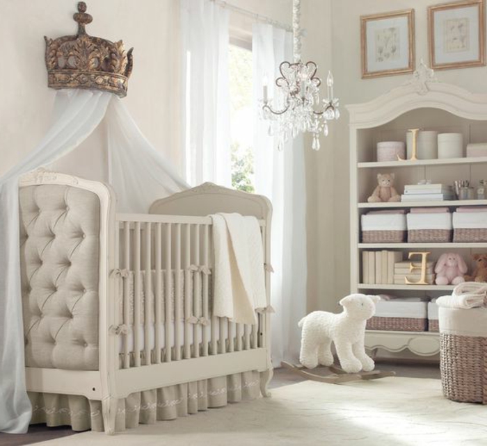 kinderzimmer idee märchenhafte kinderzimmergestaltung krone weißes bett lampe elegantes babyzimmer