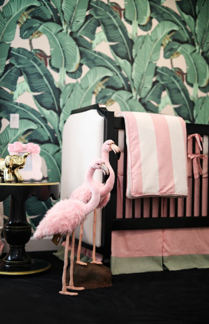 kinderzimmer idee zwei rosa flamingos kuscheltiere dekorationen neben dem bett grüne wand deko 