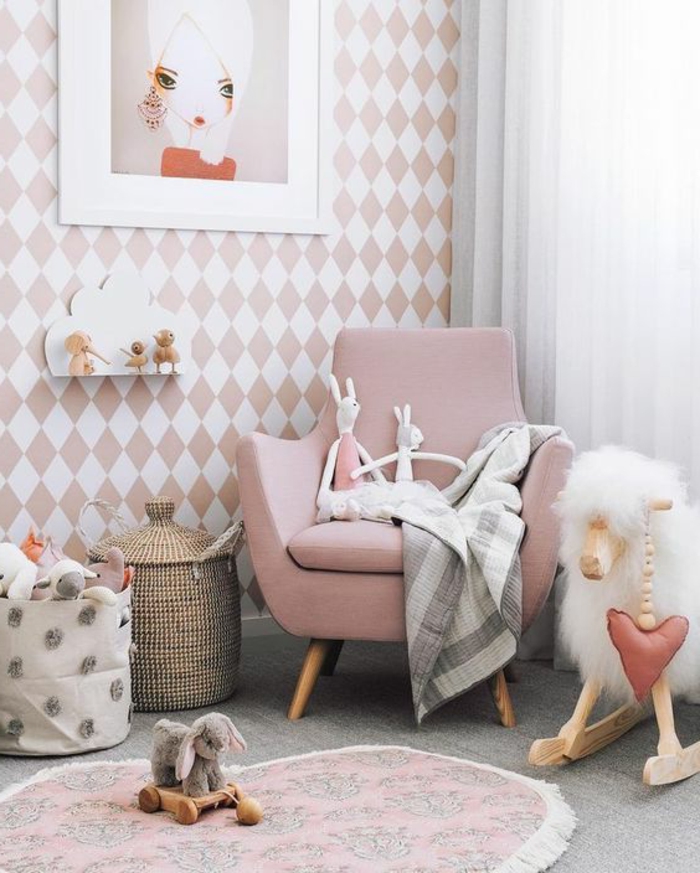 kinderzimmer idee rosa sessel und viele spielzeuge im babyzimmer kuscheltiere und wanddeko bilder 